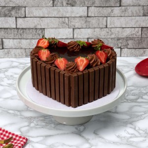 Kitkat Heart Cake