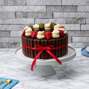 Round KitKat Cake