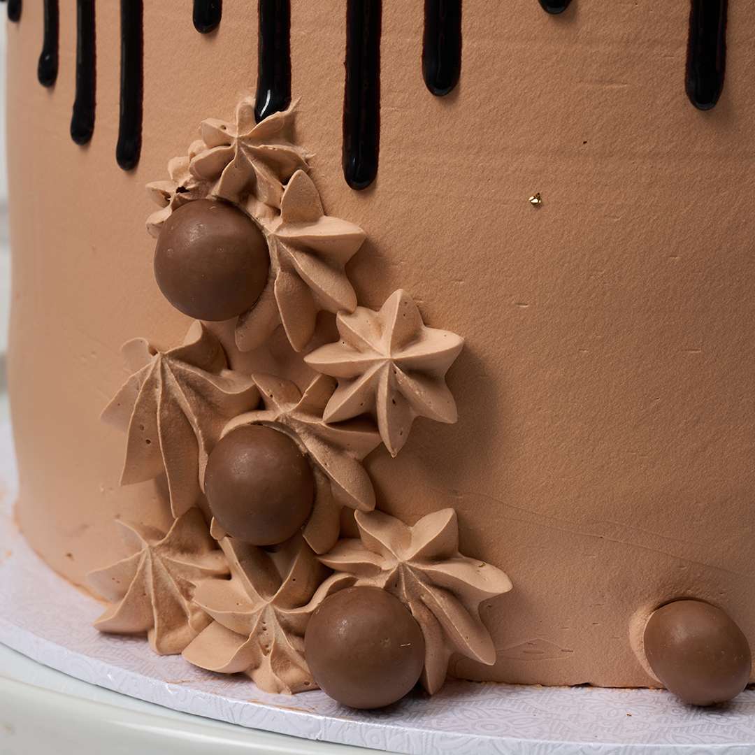 Kinder bueno tower cake