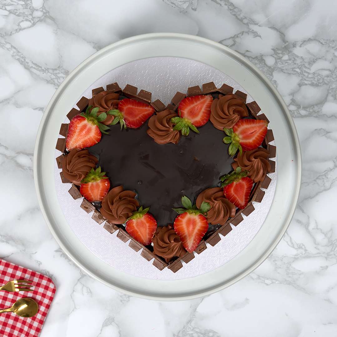 Kitkat Heart Cake