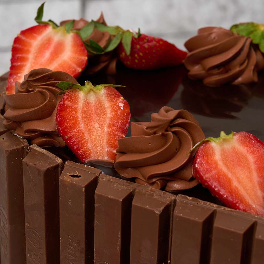 Kitkat Heart Cake
