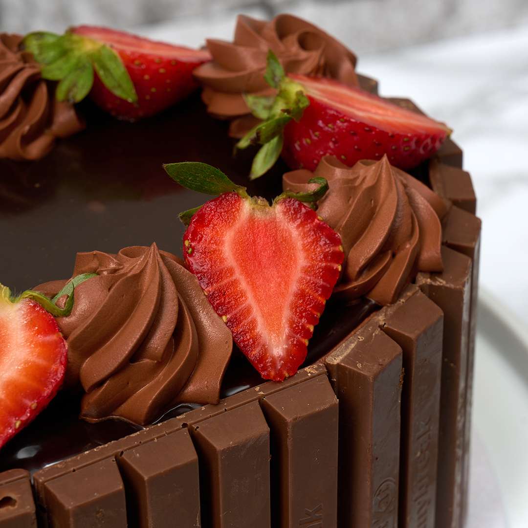 Kitkat Heart Cake