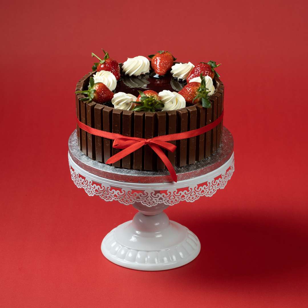 Round KitKat Cake