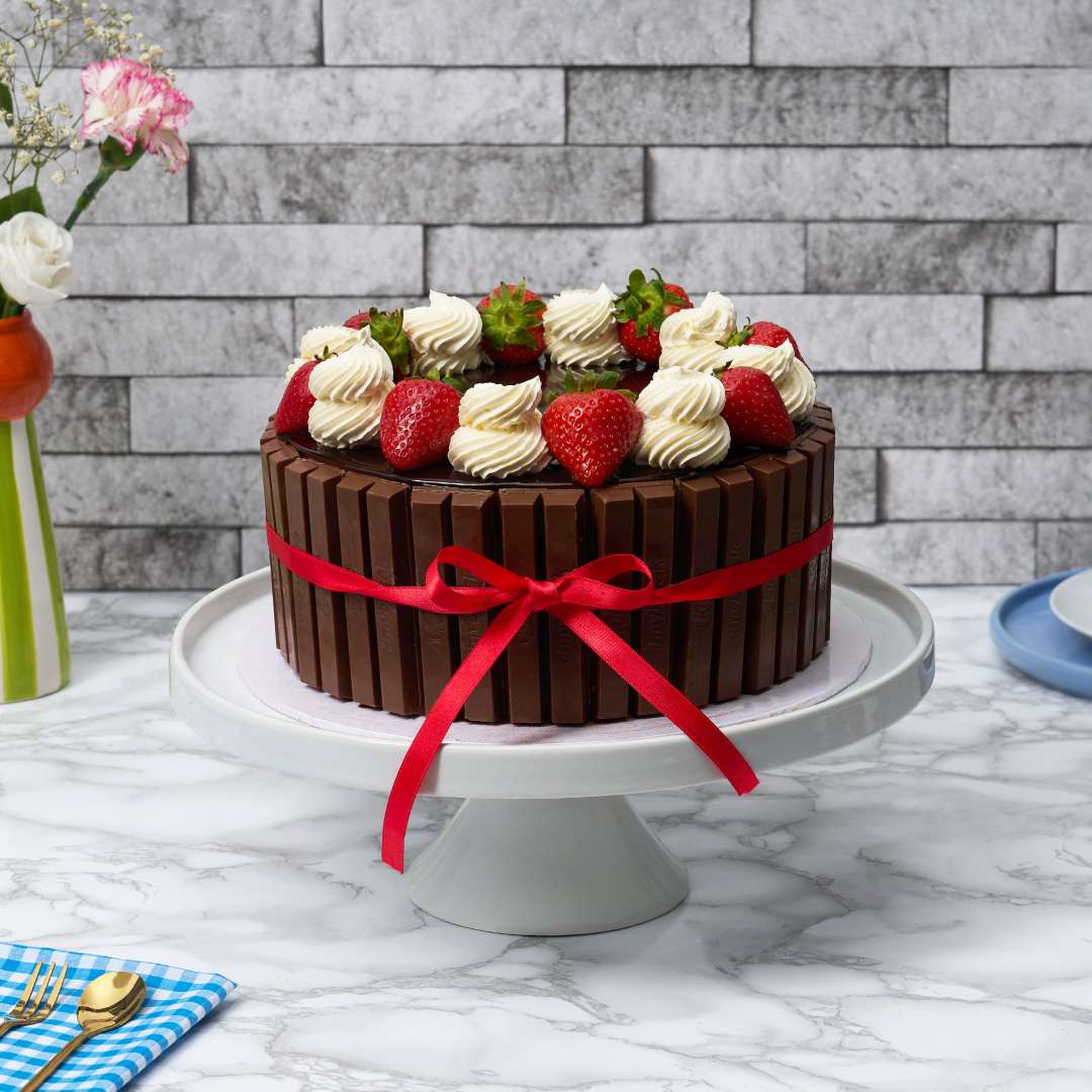Round KitKat Cake