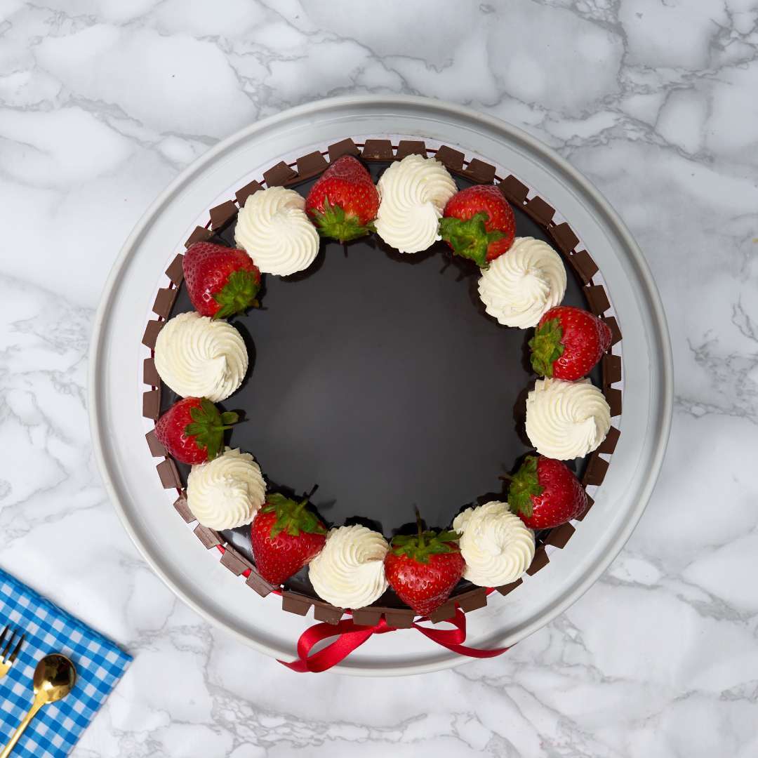 Round Kit Kat cake