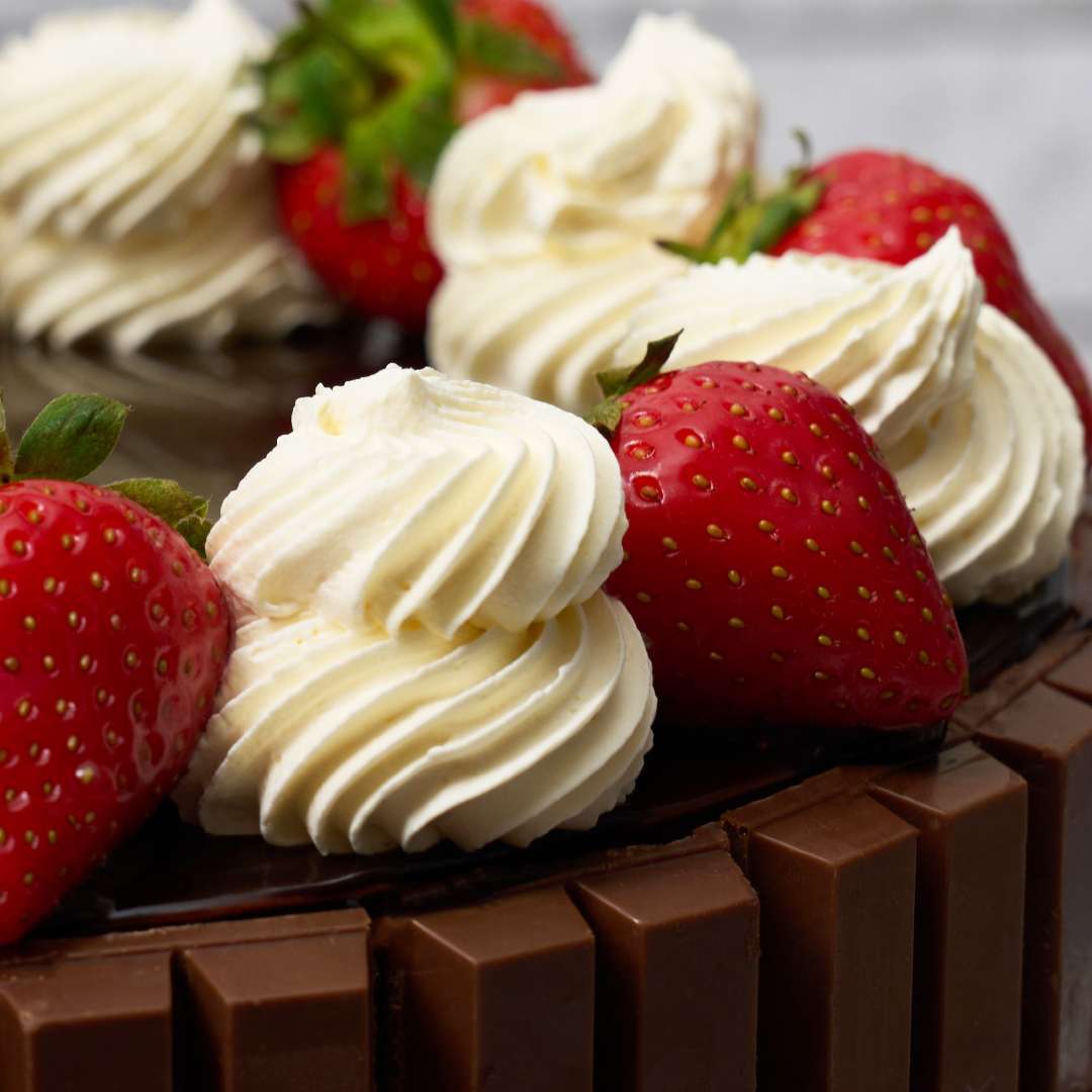 Round Kit Kat cake