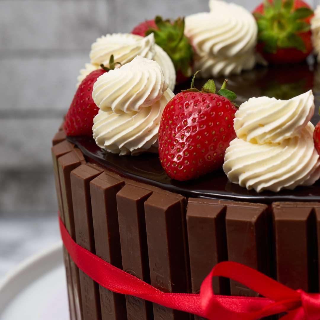 Round Kit Kat cake