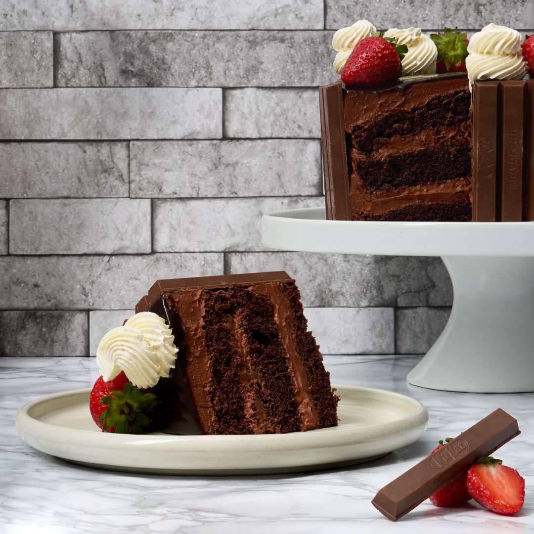 Round Kit Kat cake