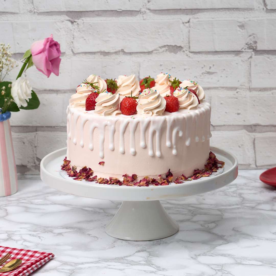 White Chocolate Strawberry Cake