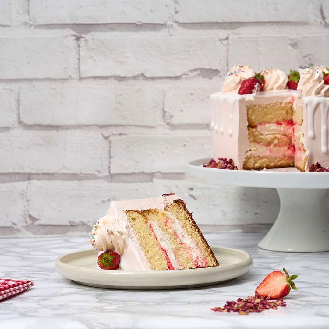 White Chocolate Strawberry Cake