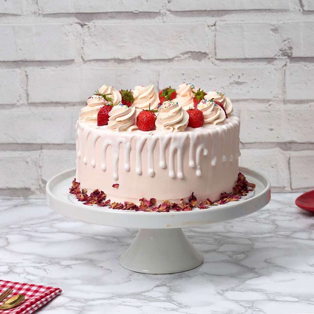 White Chocolate Strawberry Cake