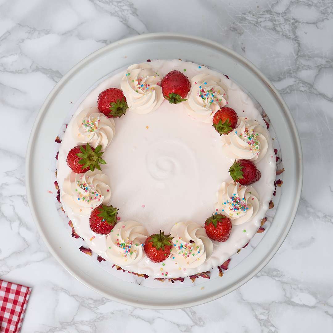 White Chocolate Strawberry Cake