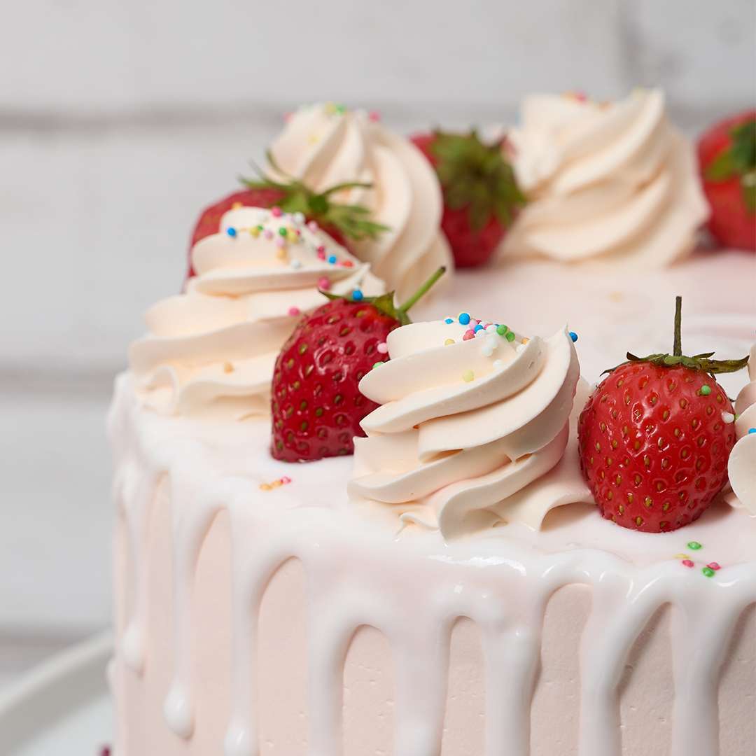 White Chocolate Strawberry Cake
