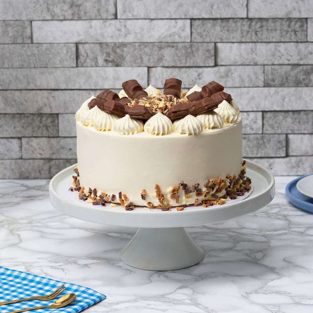 White Kinder Bueno Cake