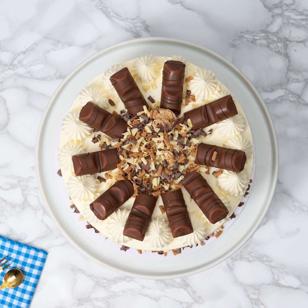 White Kinder Bueno Cake